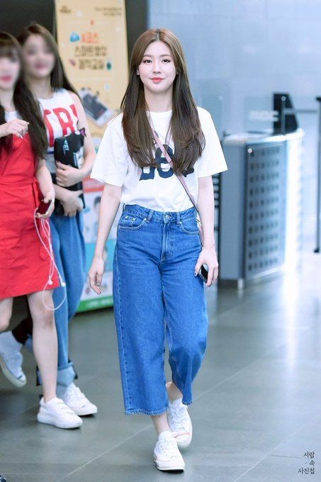 13 Referensi Padu Padan Celana Jeans yang Simpel ala Miyeon (G)I-DLE