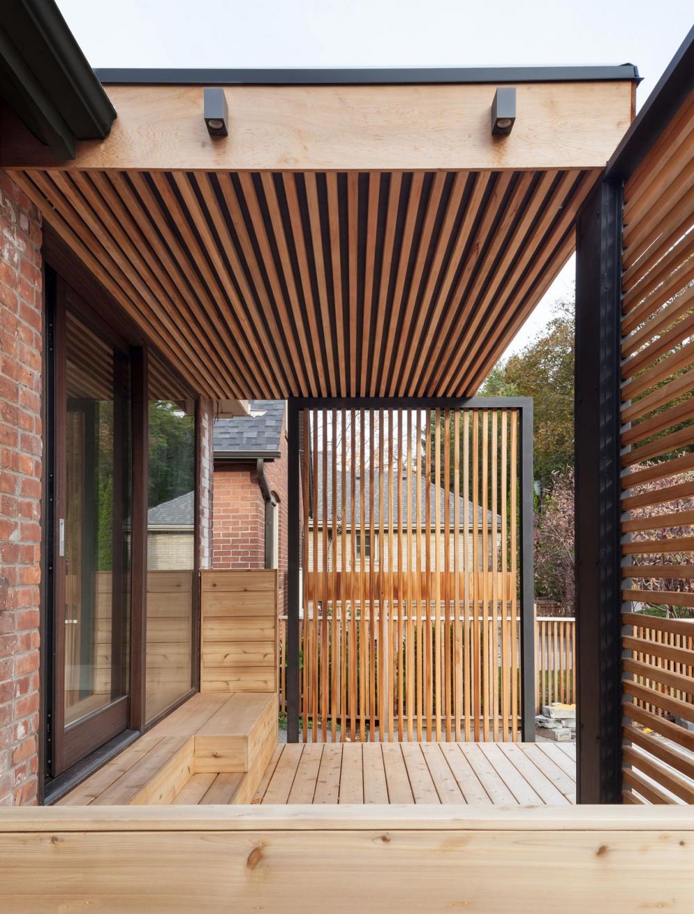 9 Ide Dekorasi Wood Slat yang Bikin Rumah Lebih Natural dan Manis