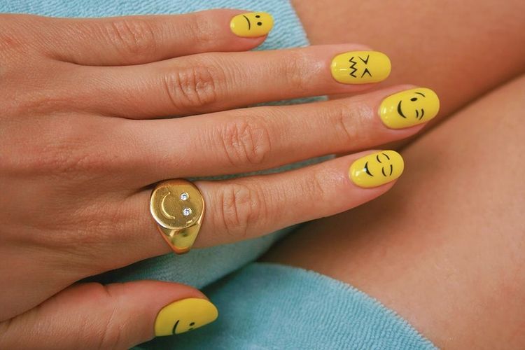 20 Inspirasi Nail Art Nuansa Warna Kuning dengan Desain yang Unik