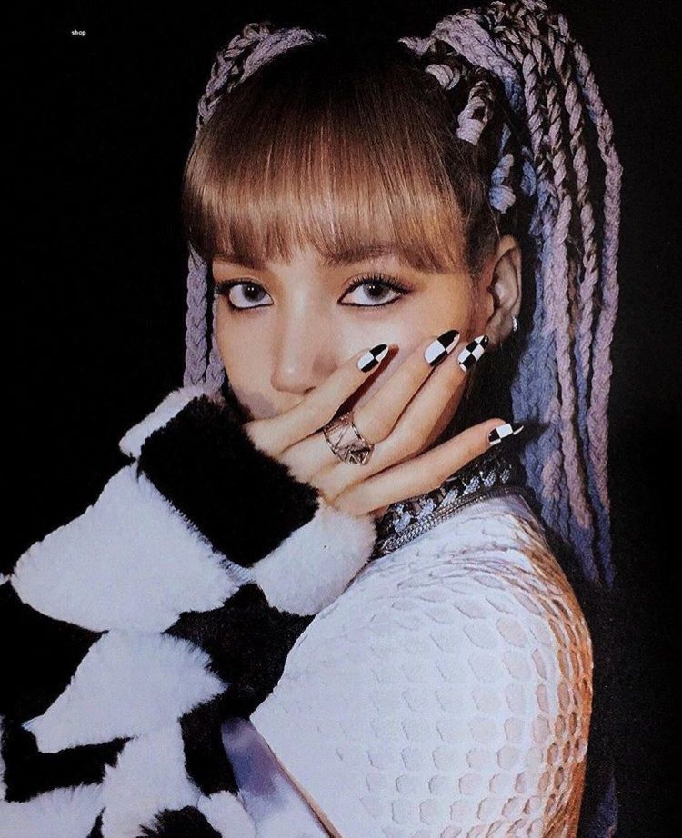 12 Rekomendasi Nail Art dengan Fake Nails ala Lisa BLACKPINK
