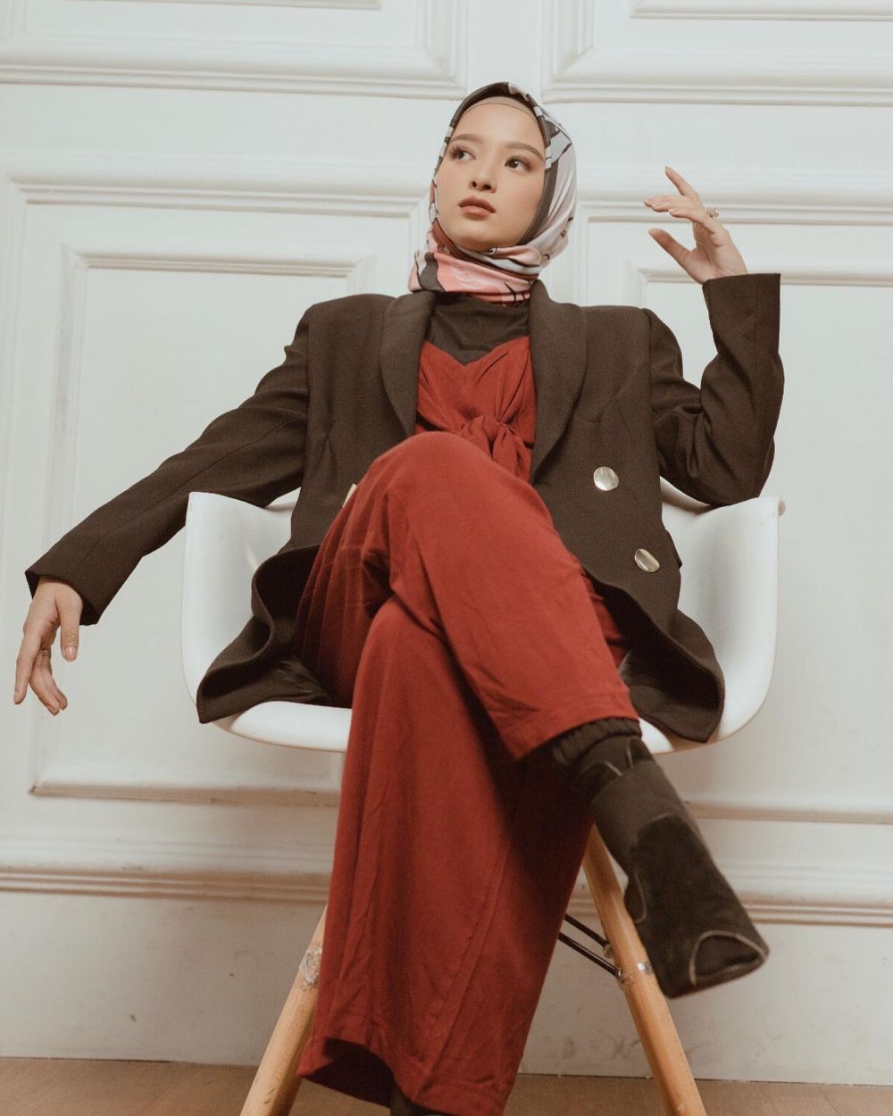 9 Padu Padan Hijab dan Blazer ala Artis, Catchy dan Anti Ribet! 