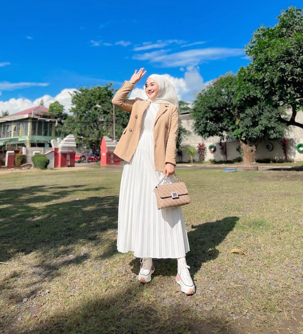 10 Ide OOTD Hijab ala Selebgram Poppy Ferdias, Simpel dan Stylish