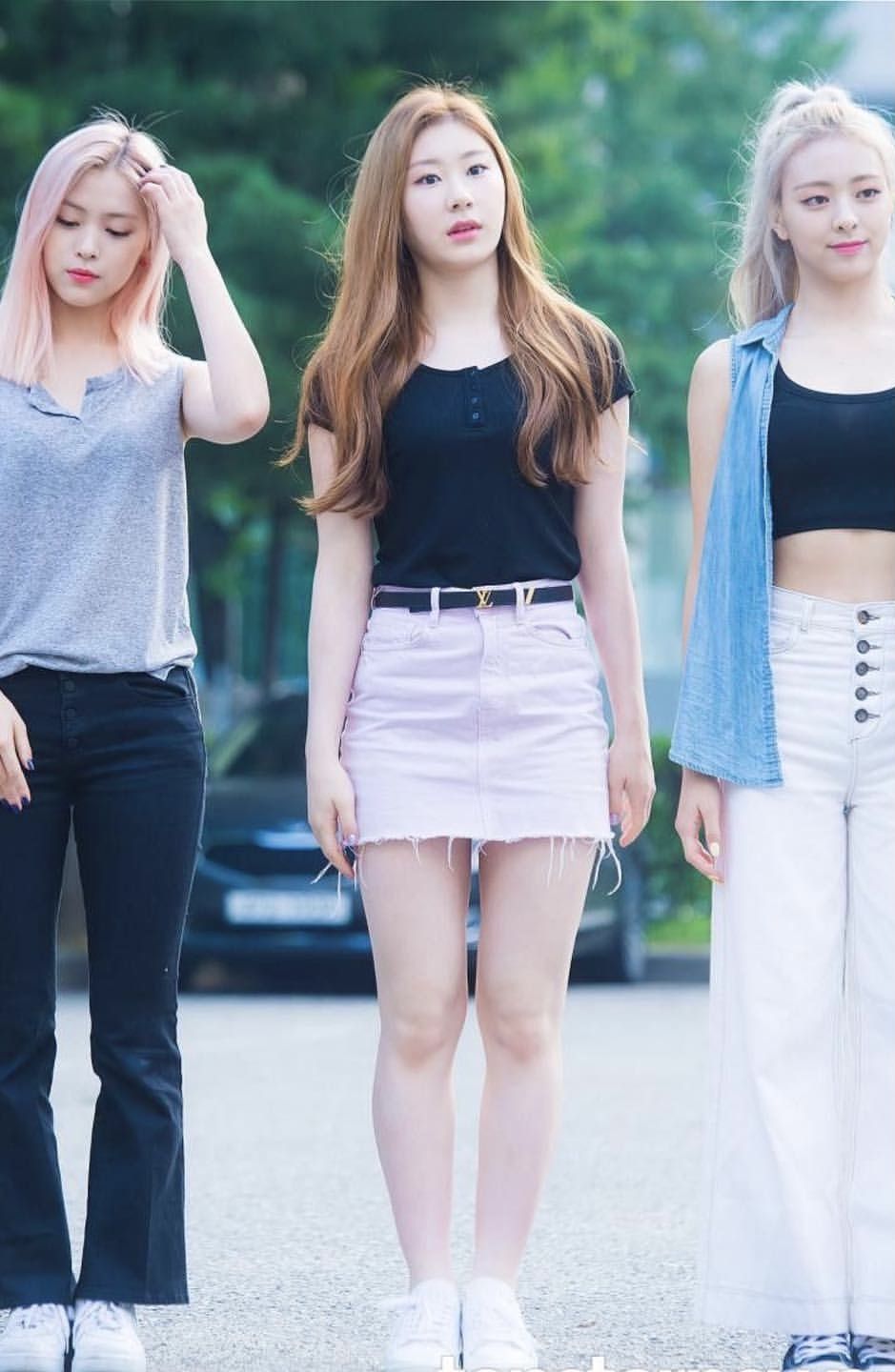 17 Inspirasi Black Outfit ala Member ITZY, Chic dan Trendi Abis!