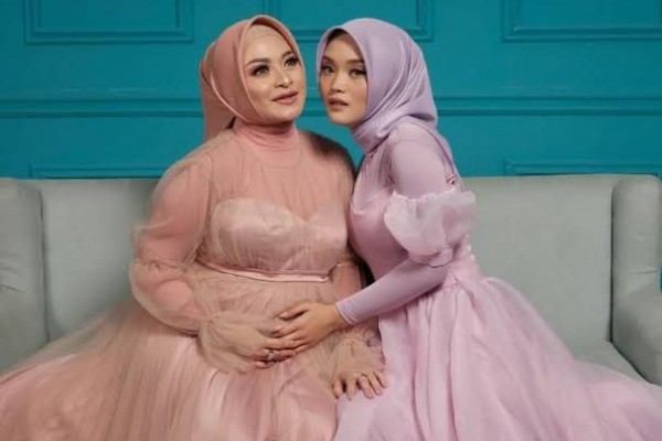 10 Artis dan Anak Tirinya ini Masih Bak Kakak Adik, Ada yang Seumuran