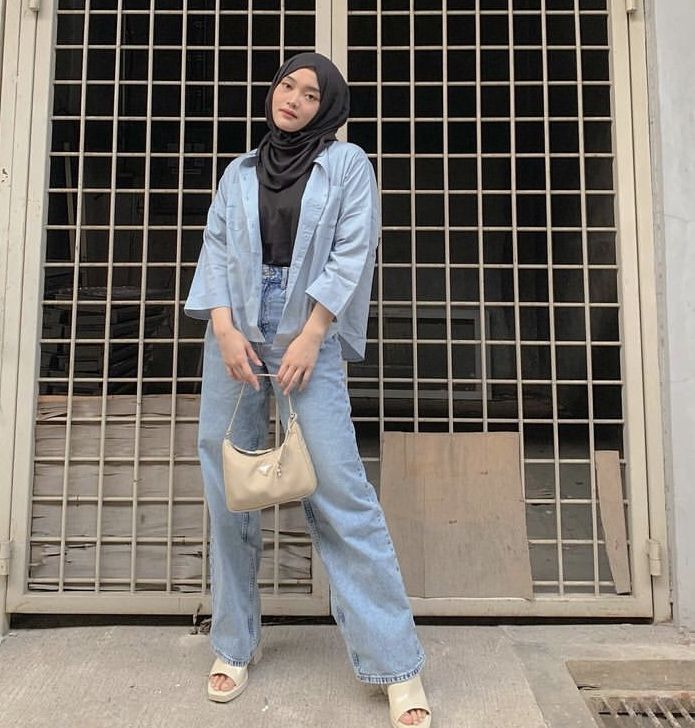 10 Inspirasi Hijab Hitam ala Putri Delina, Anti Ngebosenin dan Trendi
