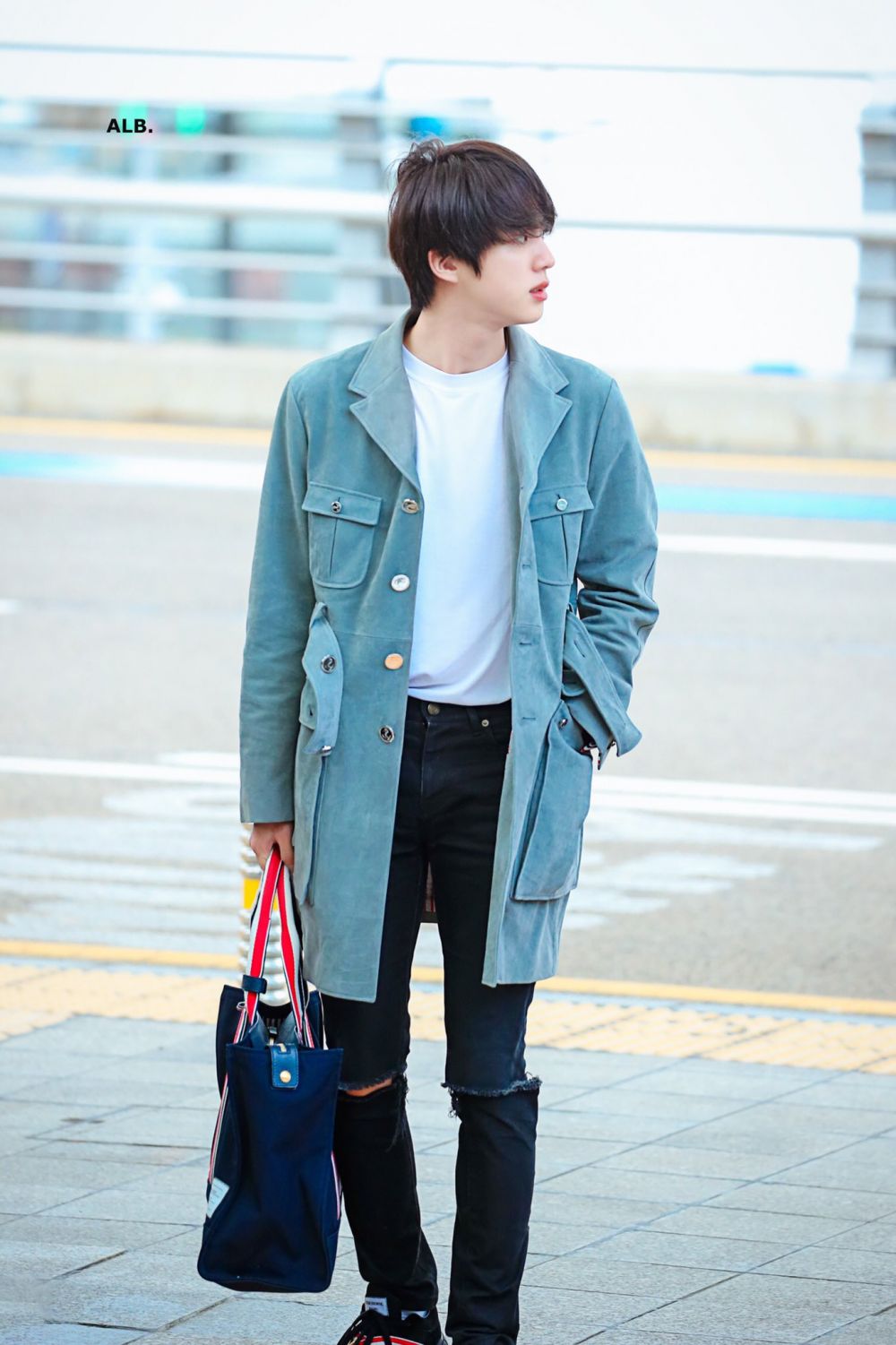 Sederhana namun Mewah, Jin BTS Pakai Mantel Selutut dan Tenteng Tas Rp35  Jutaan di Bandara Incheon - TribunTrends.com