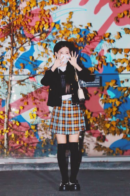 15 Inspirasi Korean Style dengan Ragam Mini Skirt ala Miyeon (G)I-DLE