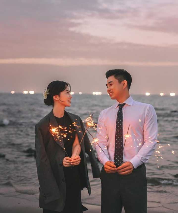 10 Ide Pose Prewedding Ala Pasangan Korea, Santai Tapi Mesra