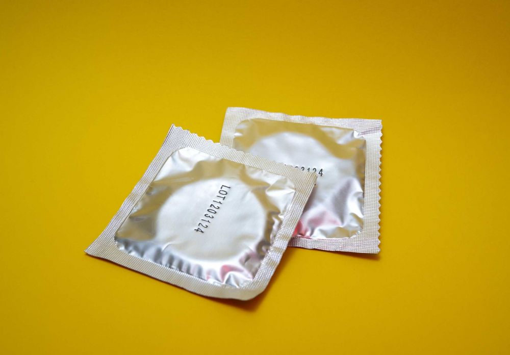 5 Tips Bercinta Tetap Menyenangkan meski Pakai Kondom, Mudah!