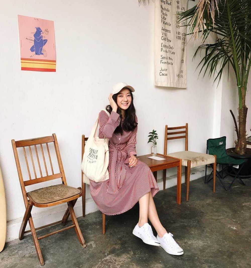 10 Ide Kombinasi Dress dan Sneakers ala Ink Waruntorn, Chic!