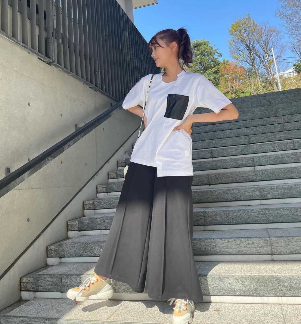 9 Potret Style OOTD Girly ala Hitomi, Teman Jerome Polin yang Hits