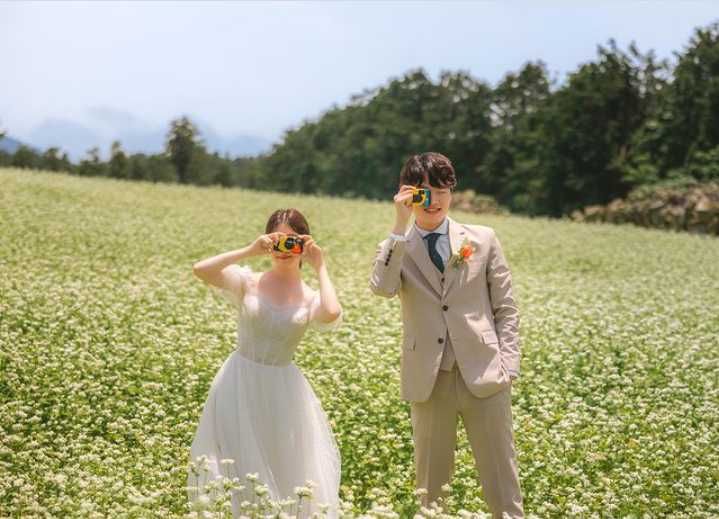 10 Ide Pose Prewedding Ala Pasangan Korea, Santai Tapi Mesra