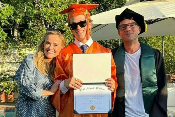 9 Potret Deacon Phillippe, Anak Reese Witherspoon yang Baru Lulus SMA