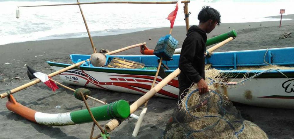Pantang Menyerah Cari Ikan, Nelayan Berharap Nasib Baik saat Melaut  