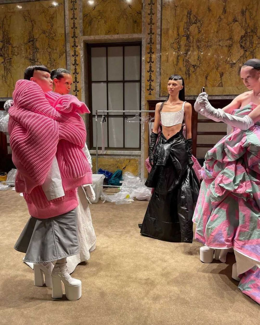 Bikin Pangling, 10 Potret Gigi Hadid di Marc Jacobs Show