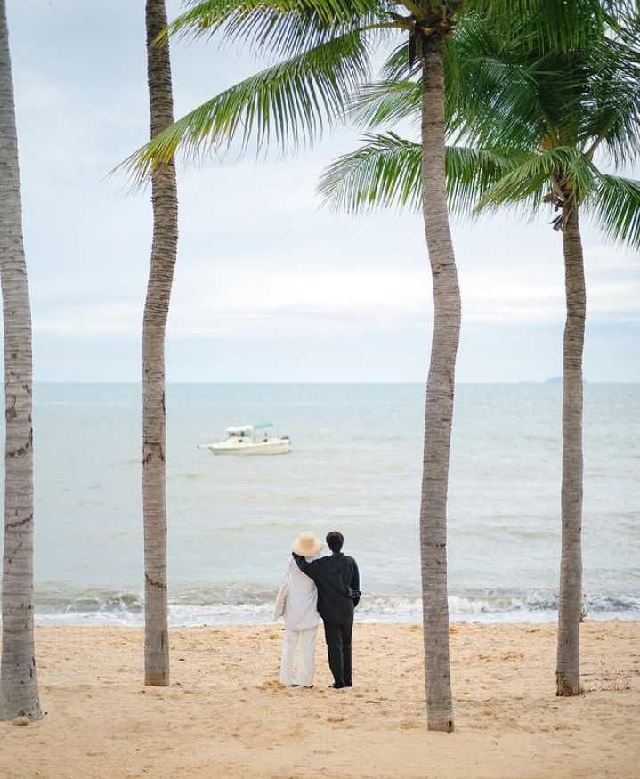 10 Ide Pose Prewedding Ala Pasangan Korea, Santai Tapi Mesra