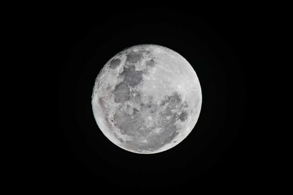 5 Fakta Seputar Permukaan Bulan yang Memiliki Banyak Lubang, Unik!