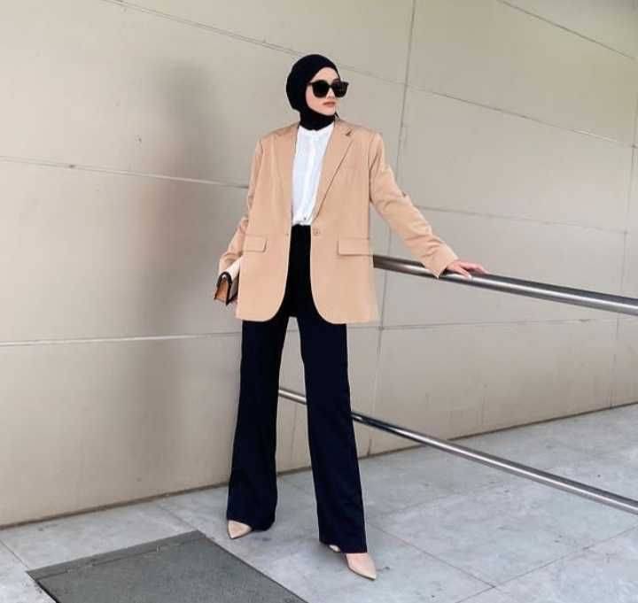 9 Inspirasi Outfit Blazer Ala Hijabers Yang Kece Dan Elegan