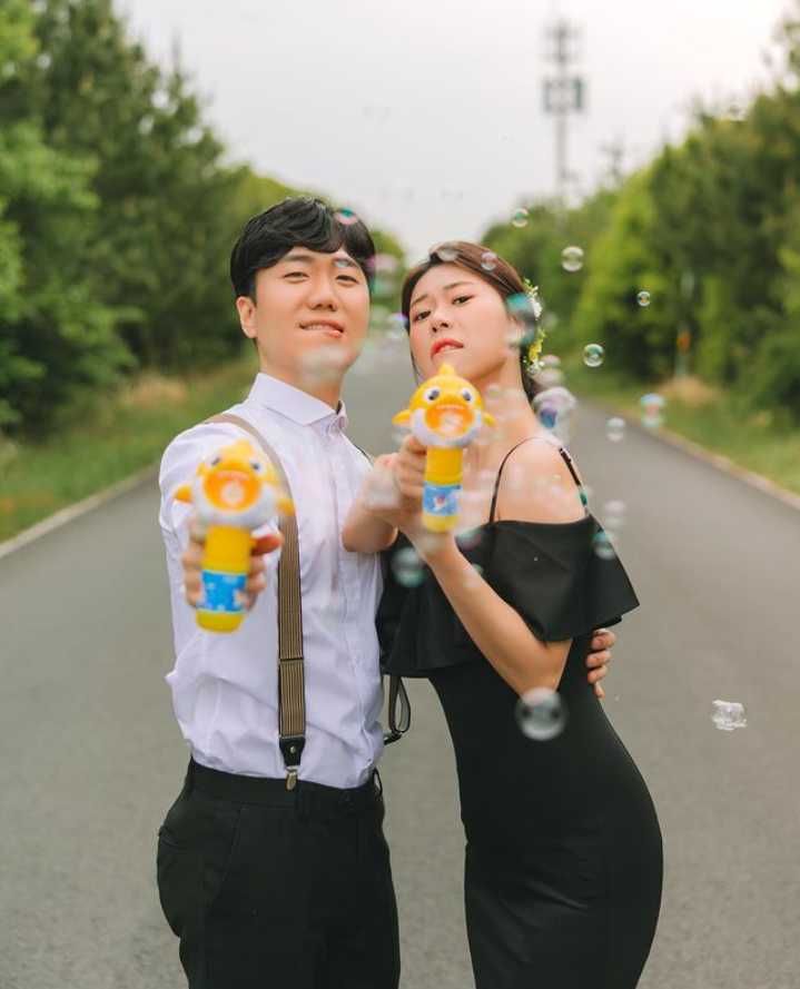 10 Ide Pose Prewedding Ala Pasangan Korea, Santai Tapi Mesra