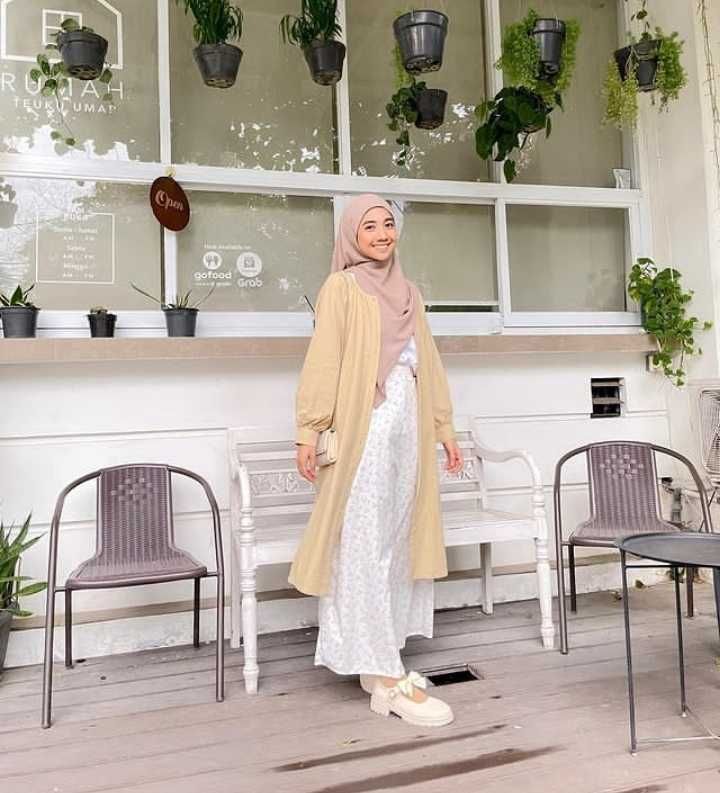 9 Ide OOTD Long Outer Selebgram Richa Etika Ulhaq, Anggun Dan Simple