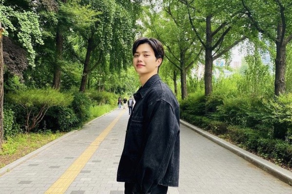 9 Inspirasi OOTD Kekinian Ala Song Kang, Simpel!