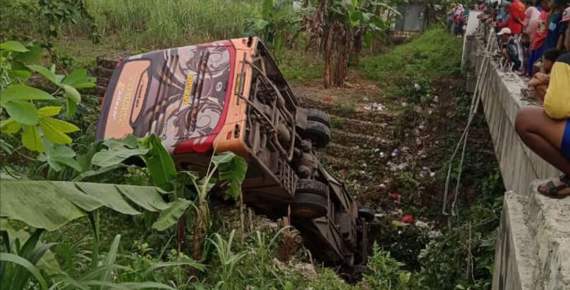 Hilang Kendali, Bus Pariwisata di Tuban Terjun Bebas ke Sungai