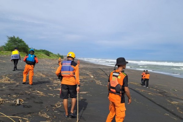Hari Kedua Hilang di Pantai Congot, Anang Belum Ditemukan