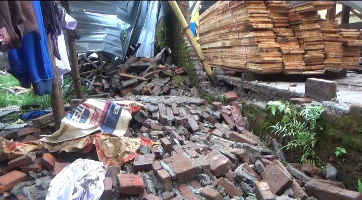 Hanya 15 Menit, Puting Beliung Rusak Gudang dan Rumah di Jombang