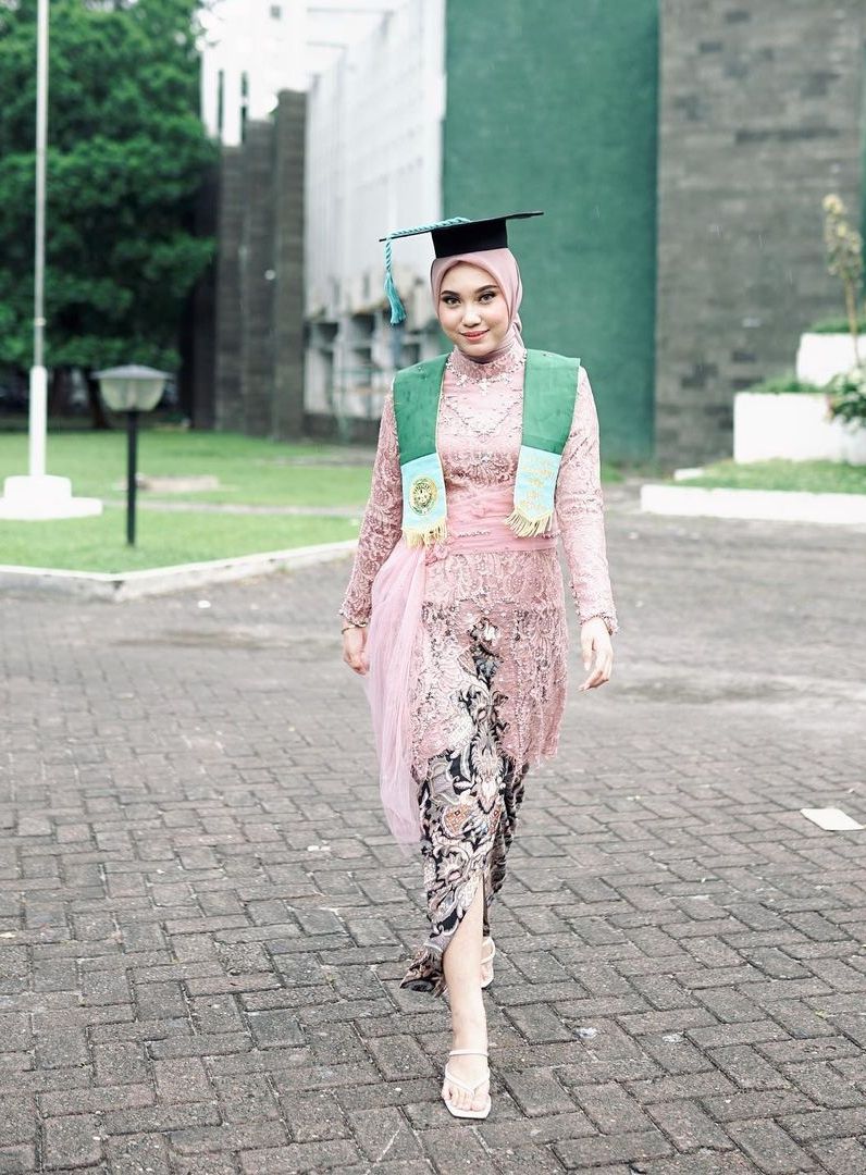 5 Inspirasi Kebaya yang Cocok Kamu Kenakan Saat Wisuda Nanti