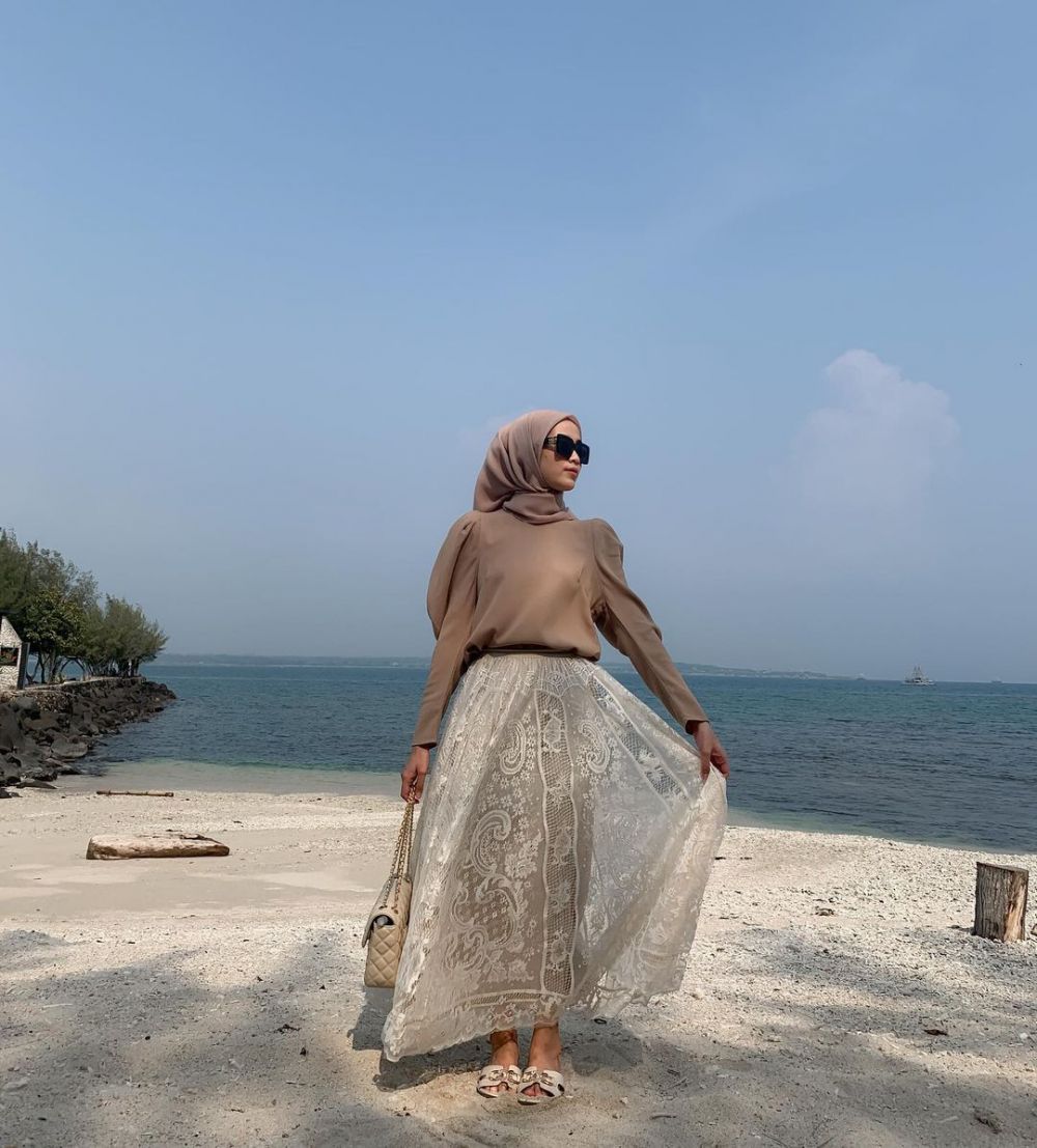 Inspirasi OOTD Hijab untuk Pergi ke Pantai 2