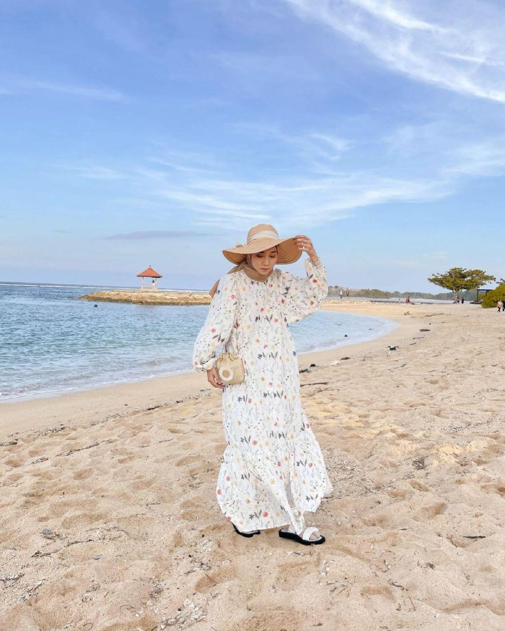 10 Inspirasi Ootd Hijab Untuk Pergi Ke Pantai