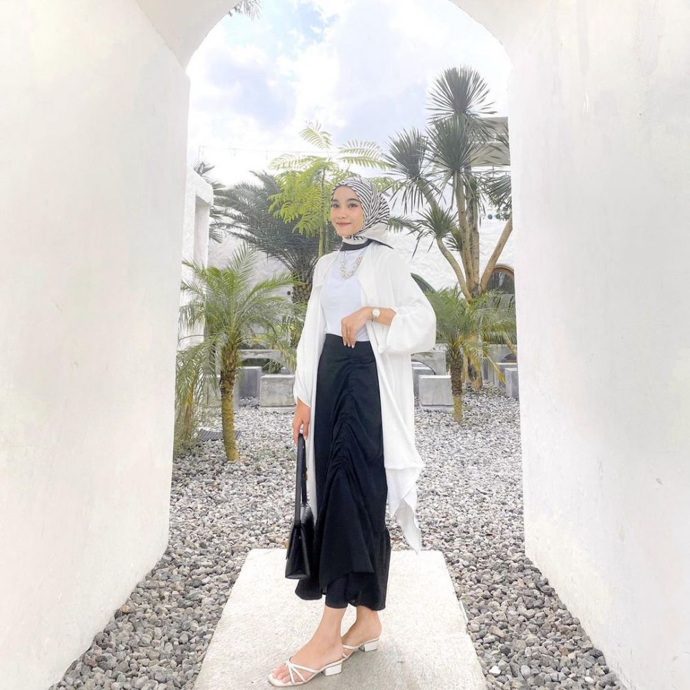 10 Outfit Hijab Serba Hitam Putih Cocok untuk Ragam Acara