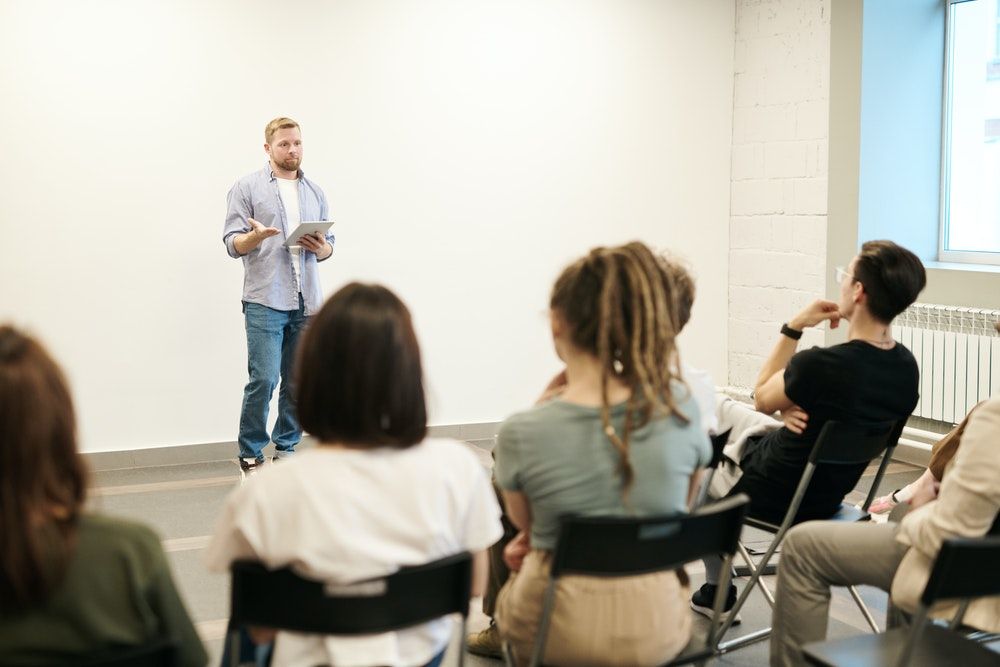 Langkah Sederhana Public Speaking agar Tidak Demam Panggung