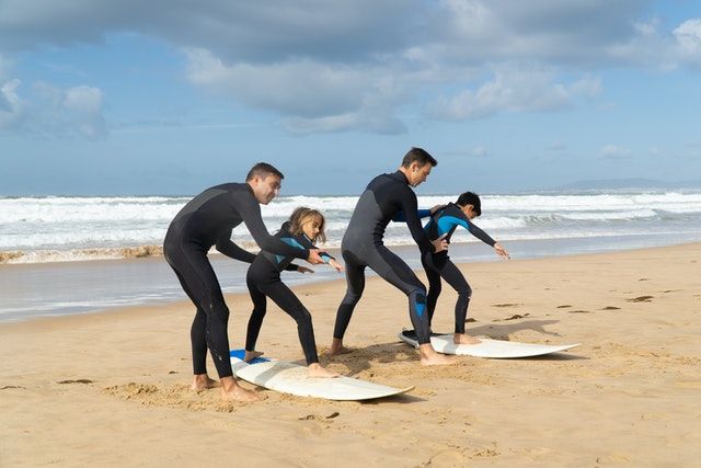 5 Perbedaan Skimboarding dan Surfing, Lebih Bahaya Mana Ya?