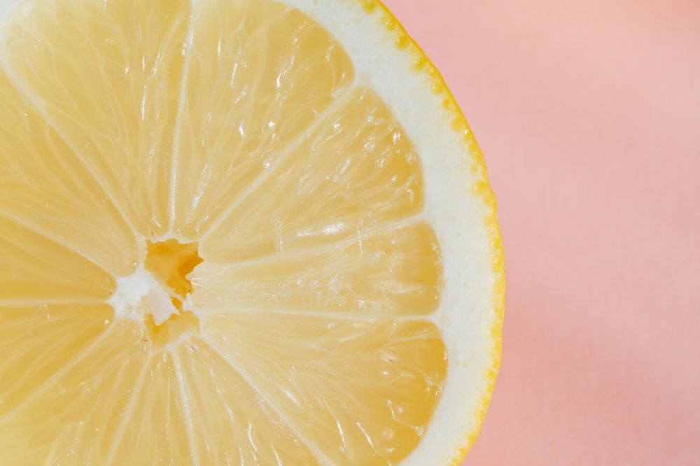 Mengapa Vitamin C Dapat Menangkal Radikal Bebas?