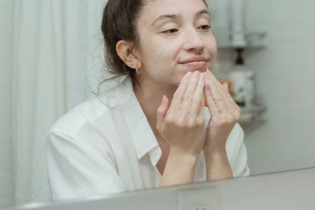 6 Cara Mencuci Muka yang Benar Biar Wajah Bersih Cerah, Jangan Asal!