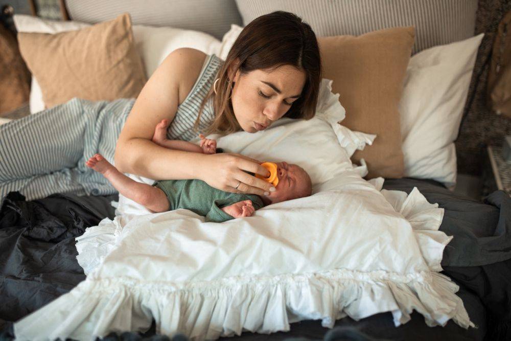 Mengenal Regresi Tidur, Penyebab Bayi Bangun dan Rewel di Malam Hari