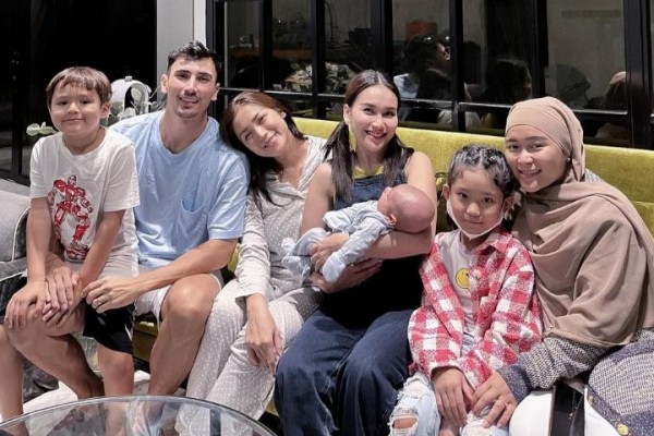 10 Potret Ayu Ting Ting Ajak Syifa dan Bilqis Jenguk Baby Don