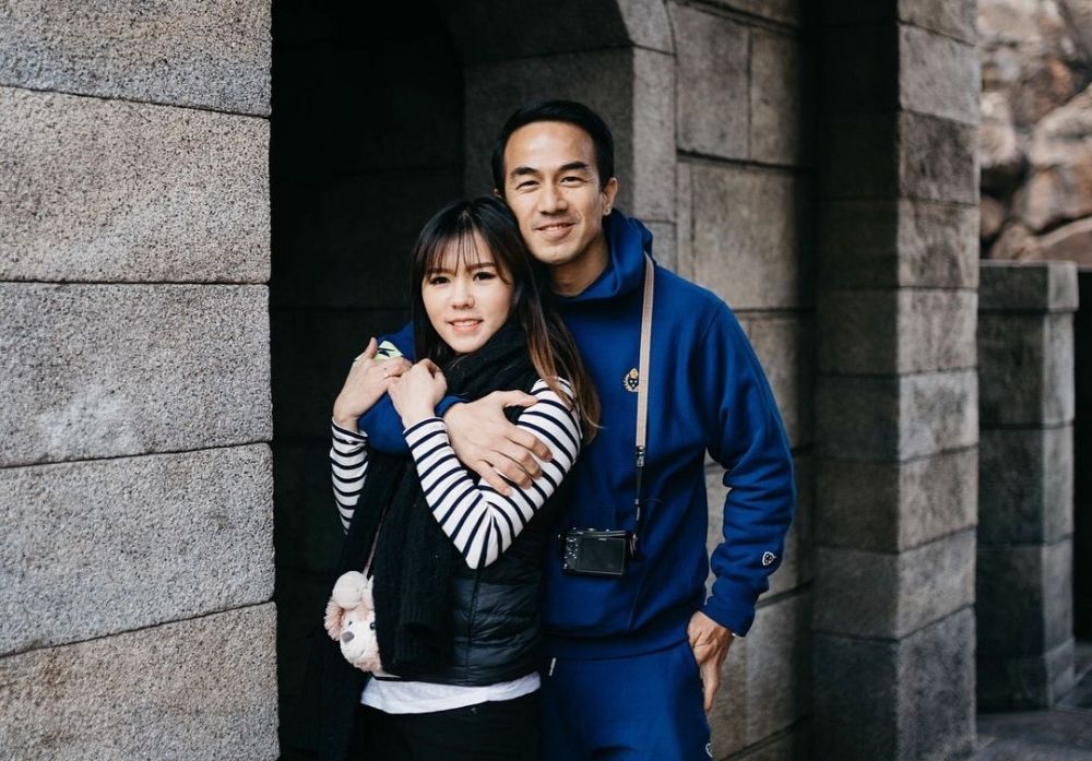 Potret Bucin Joe Taslim Bersama Istri Lengket Bak Prangko