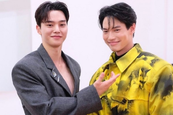 10 Adu Pesona Song Kang dan Win Metawin, Bertemu di Milan Fashion Week