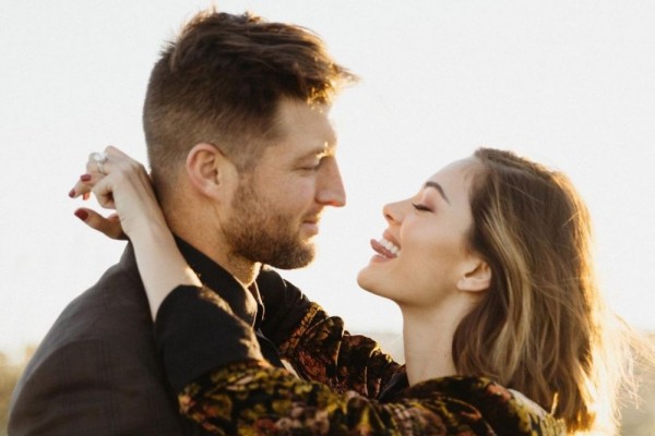 10 Potret Bucin Demi-Leigh bersama Suami Tercinta, Lengket Bak Prangko