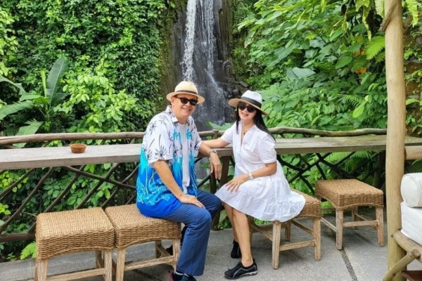 9 Potret Roy Marten dan Anna Maria Liburan ke Bali, Happy Banget!