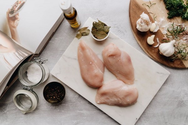 6 Cara Memfilet Dada Ayam yang Benar, biar Lezat Maksimal