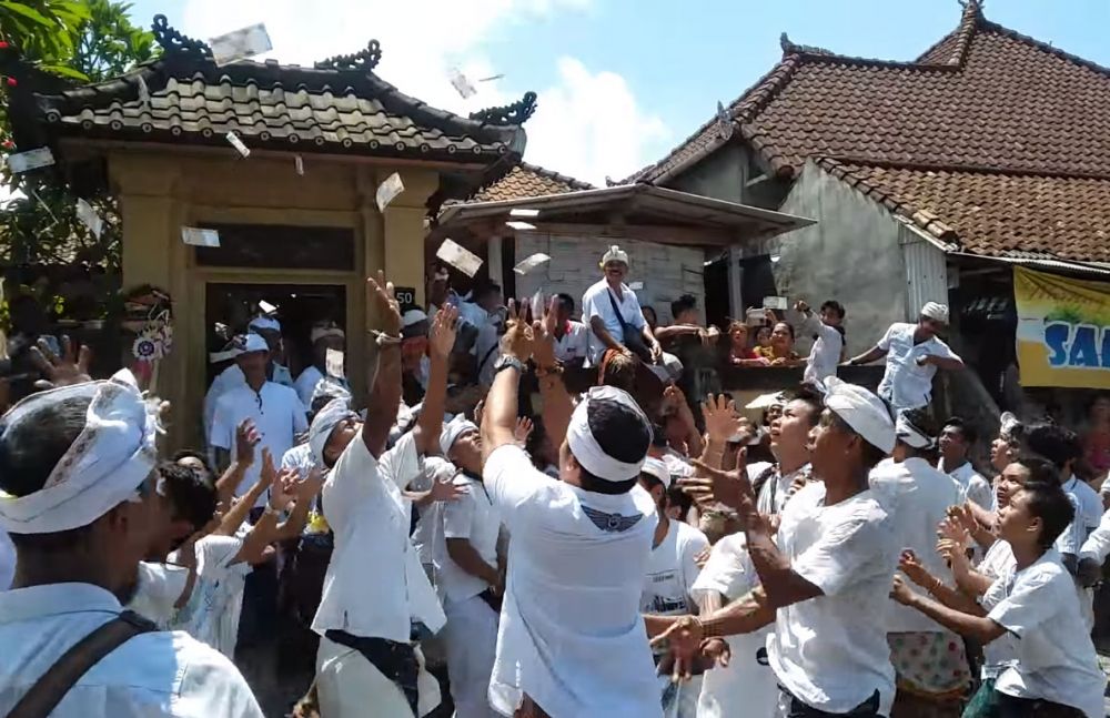 5 Tradisi Hari Raya Kuningan di Bali, Ada Bagi-Bagi Uang
