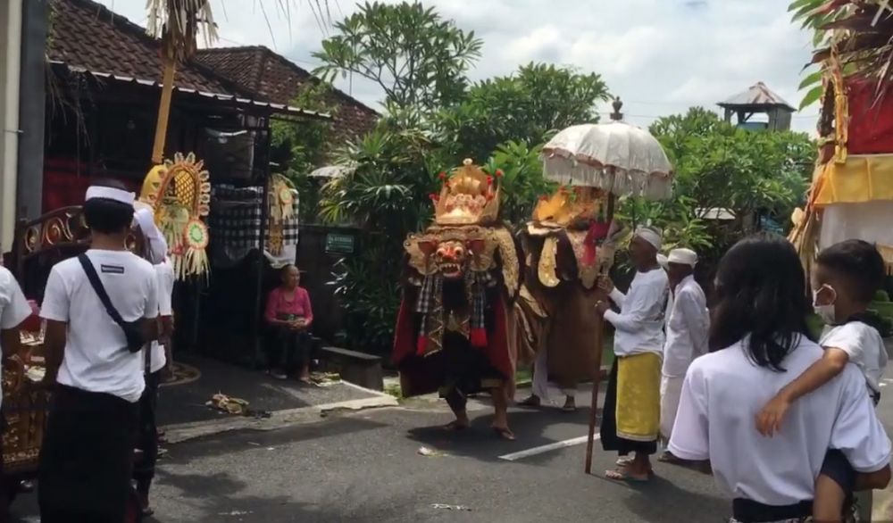 5 Tradisi Hari Raya Kuningan di Bali, Ada Bagi-Bagi Uang