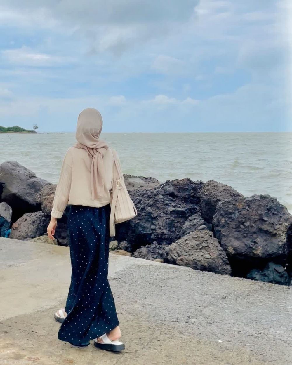 Nyaman dan Adem, 10 Ide OOTD Hijab Buat ke Pantai