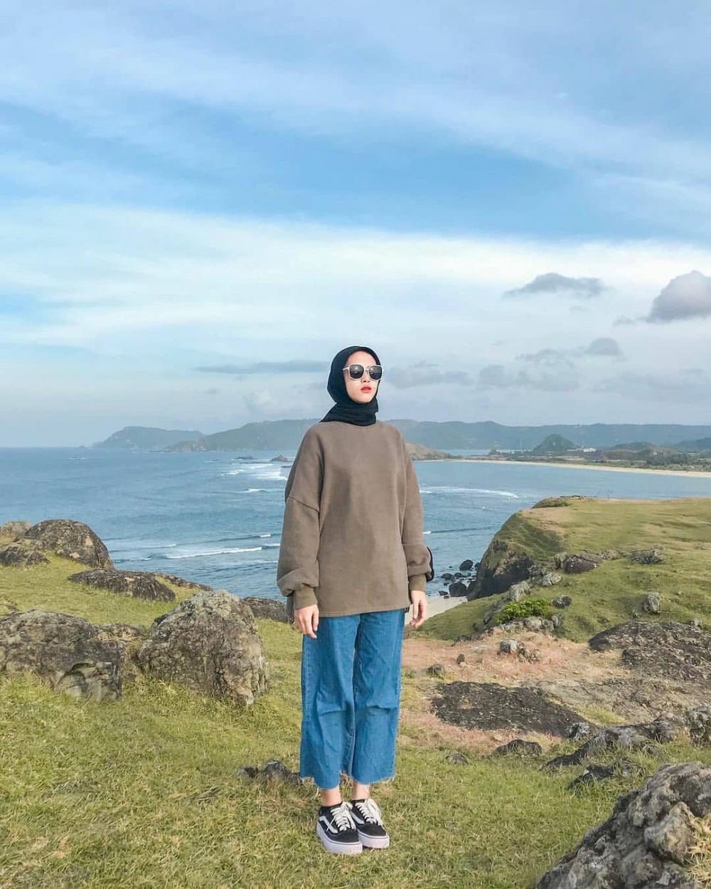 Nyaman dan Adem, 10 Ide OOTD Hijab Buat ke Pantai