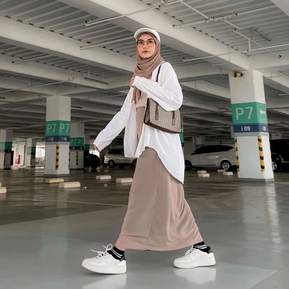 10 Ide OOTD Hijab Topi yang Casual dan Chic