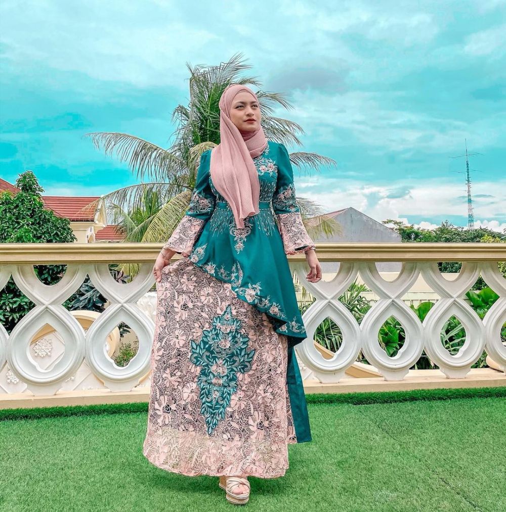 9 Inspirasi OOTD Hijab Cewek Kue ala Nathalie Holscher  