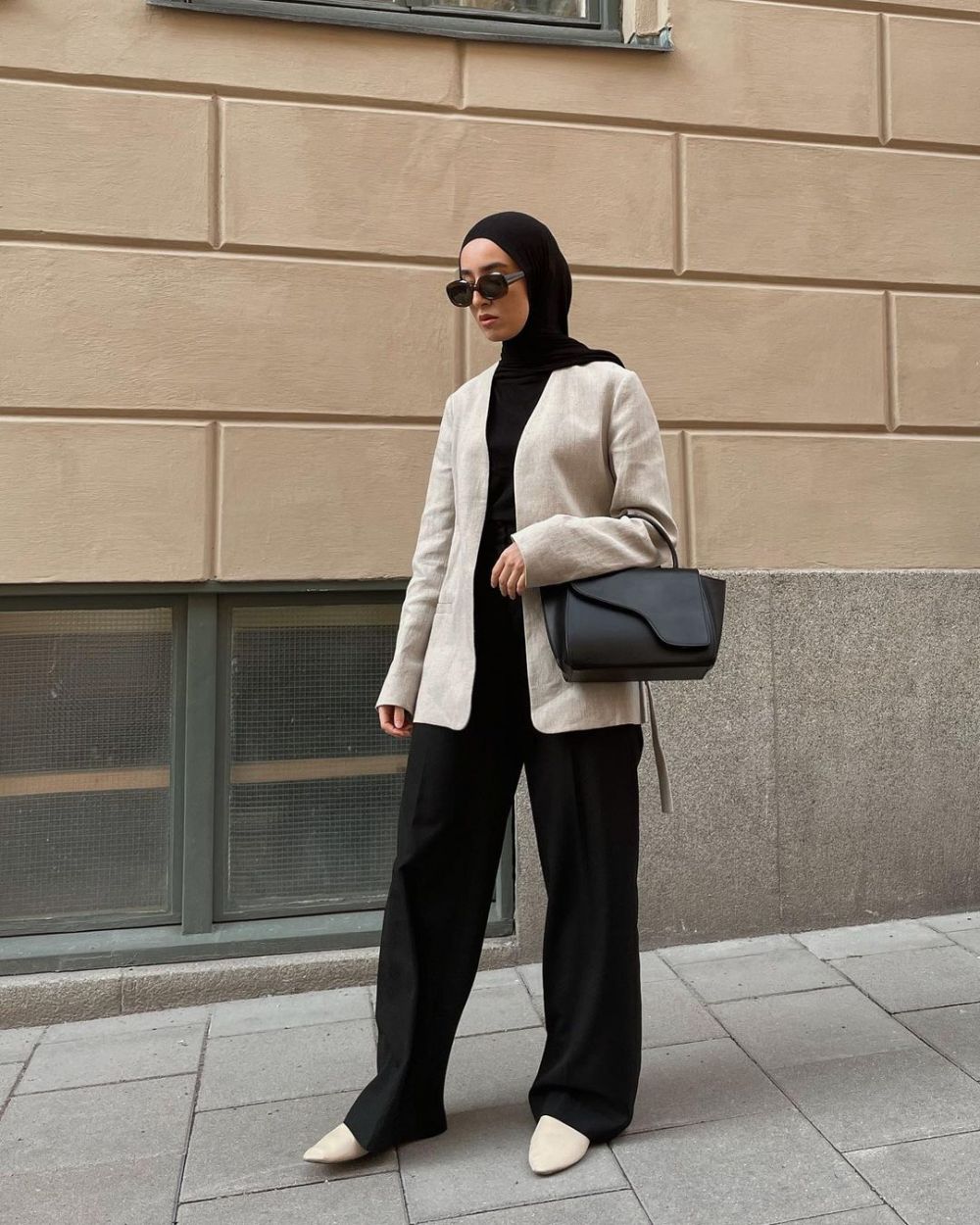 14 Ide Outfit Hijab untuk Ngantor Ala Selebgram Imane Asry, Stylish!